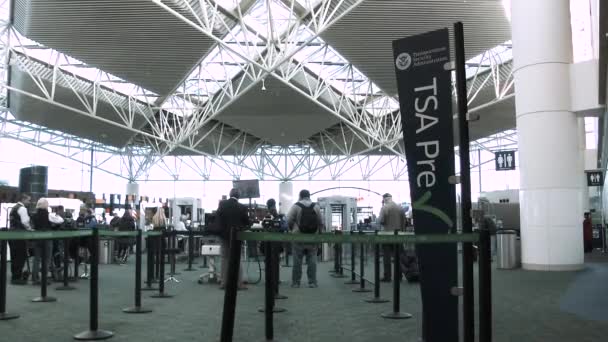 Ludzie Lotnisku Wchodzą Ochrony Przez Linię Tsa — Wideo stockowe