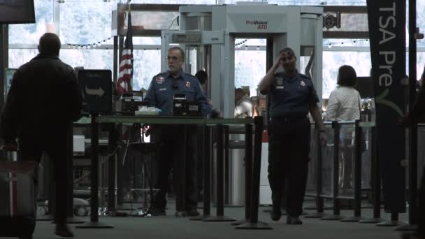 Oficial Tsa Verifica Bilhetes Passageiros Identificação Ponto Verificação Segurança Aeroporto — Vídeo de Stock