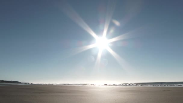 Solen Lyser Klart Klar Blå Himmel Dag Oregon Coast Panorering — Stockvideo