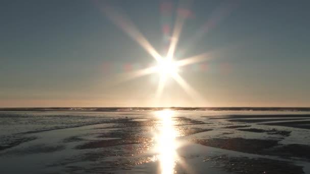 Sonne Scheint Über Den Ozean Einem Schönen Sandstrand Mit Wellen — Stockvideo