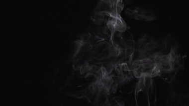 Siyaha yaklaş, duman yavaşça yükselir yarım hızla yavaş çekimde, arka plan efekti.