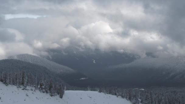 雪に覆われた山々を見下ろす標高の高い場所で時間が経過し 頭上を嵐の雲が通り過ぎる — ストック動画