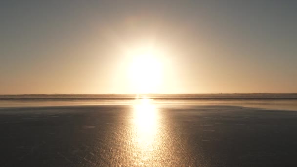 太陽は人のいない日没の砂浜に反映されます 広角とローアングルで — ストック動画