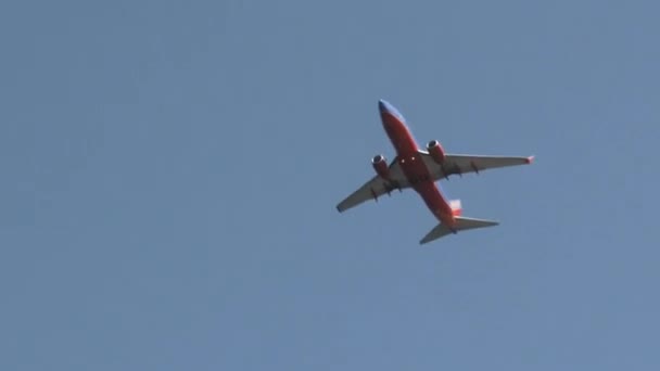 Avión Pasajeros Volando Sobre Cabeza Pasando Través Del Marco — Vídeos de Stock