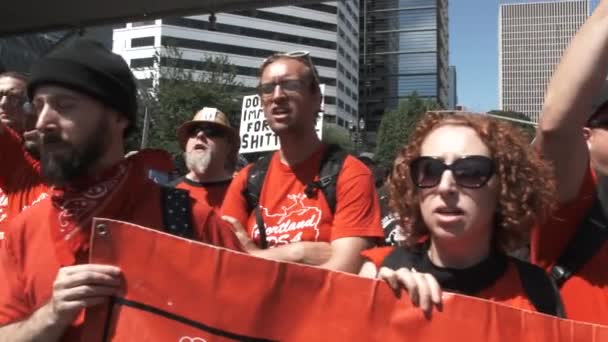 Gruppe Von Demonstranten Skandiert Kein Hass Keine Angst Nazi Abschaum — Stockvideo
