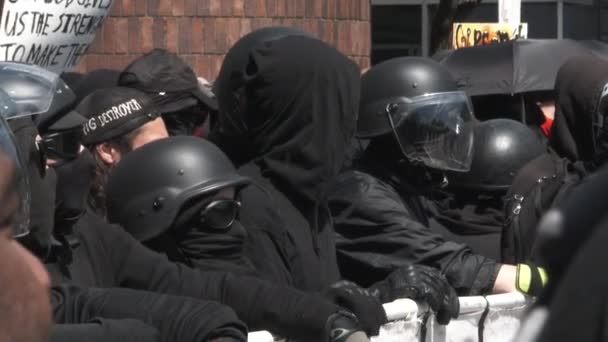 Politie Kondigt Aan Waarschuwt Protesteren Menigte Wapens Zijn Gespot Menigte — Stockvideo