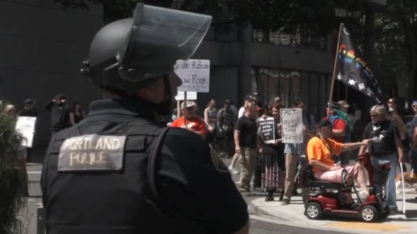 在对唐纳德 特朗普支持者的抗议中 警官站岗 — 图库视频影像