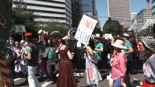 平和的な抗議者の大規模なグループがダウンタウンの通りに集まり トランプ支持者が町を訪れることに反対して音楽を演奏する — ストック動画