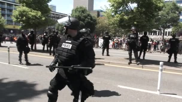 Plusieurs Policiers Tenue Émeute Tiennent Les Rues Ville Entre Extrême — Video