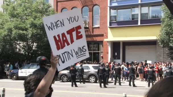 Woman Holding Sign Reading You Hate Putin Wins Rally Donald — Stock Video