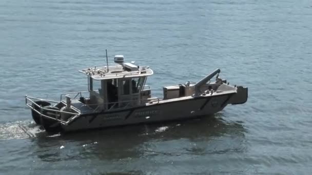 Sheriff Patrullerar Willamette River Polisbåt Nära Centrum — Stockvideo