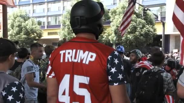 ダウンタウンの白人ナショナリスト集会でトランプのジャージを着た男が他の右翼メンバーと合流する — ストック動画