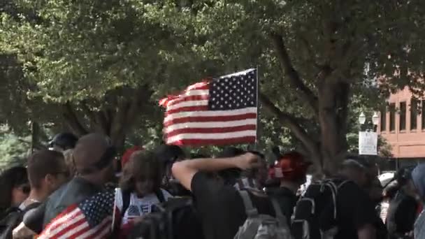 Bandeira Dos Estados Unidos Soprando Vento Comício Republicano Conservador Com — Vídeo de Stock