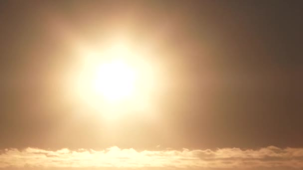 Açık Bir Gökyüzünde Parlak Sıcak Güneş Bulutların Altında Gün Gece — Stok video