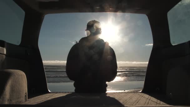 Человек Сидящий Заднем Сиденье Автомобиля Наблюдает Пролетающей Птицей Крушением Океанских — стоковое видео