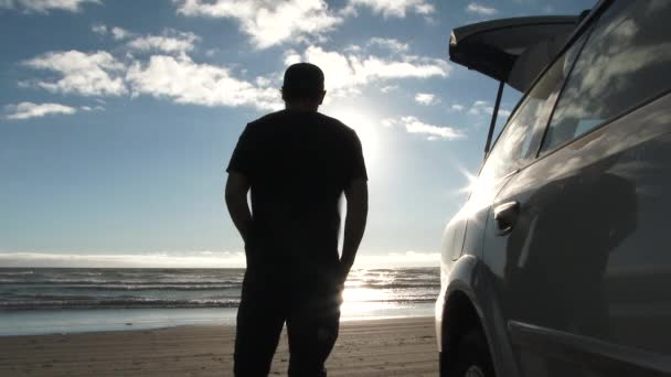Людина Виходить Піщаний Пляж Його Машина Припаркована Щоб Перевірити Прибій — стокове відео