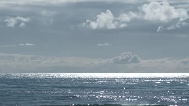 在俄勒冈州海岸和平晴朗的天空中 阳光普照太平洋 海景广博 — 图库视频影像