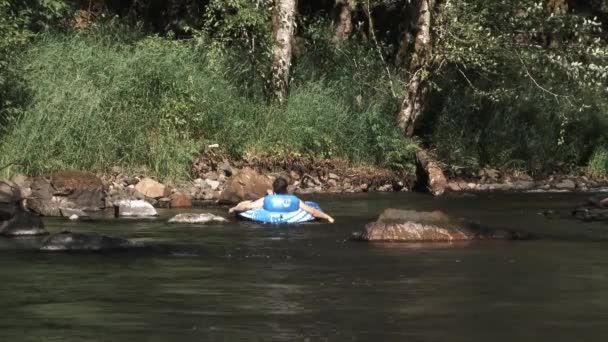 Modelo Liberado Pessoa Desfrutando Dia Quente Verão Rio Flutuando Jangada — Vídeo de Stock