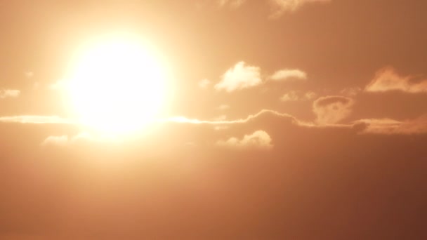 Крупним Планом Яскравому Сонці Сяє Трохи Вище Хмарної Лінії Теплому — стокове відео