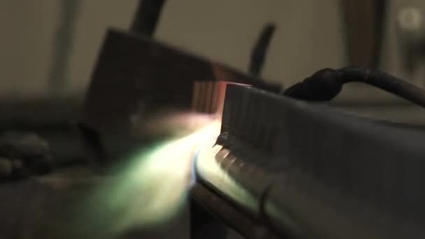 工場内でカスタム製品を製造する一緒にブロートーチソルダー銅部品を使用する者 クローズアップショット — ストック動画
