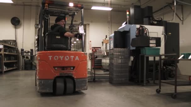 Водій Forklift Перевозить Повний Обсяг Готового Продукту Через Склад — стокове відео