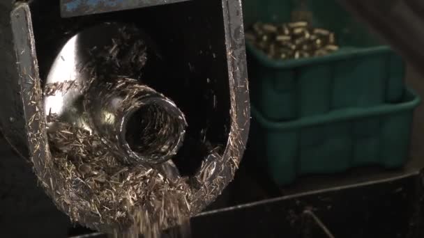 Tunga Maskiner Kasserar Kopparspån Eftersom Tillverkar Metalldelar Fabriken — Stockvideo