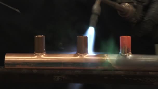 Person Erhitzt Kupferschläuche Mit Blasbrenner Löten Metalle Zusammen Herstellung Von — Stockvideo