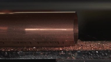 Üretim sırasında bakır boruları kesen otomatikleştirilmiş makinelerin fabrika detayları.