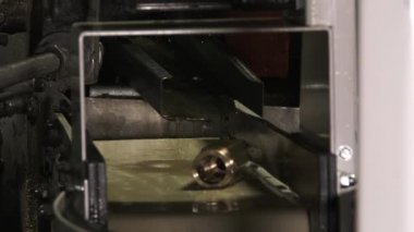 Sanayi bölgesinde özel metal parçaları üreten otomatikleştirilmiş makine.