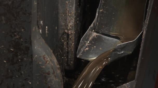 工业生产过程中石油从大型机器中漏出的细节 — 图库视频影像