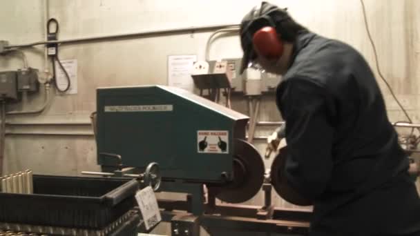 Людина Роботі Промисловому Машинному Відділі Полірує Частини Міді Масового Виробництва — стокове відео