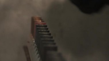 Lehim ile birlikte bakır parçaları kaynaştıran kaynak makinesine yaklaş..