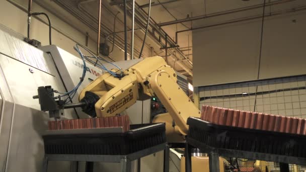 Braço Robótico Maquinaria Pesada Produção Trabalhando Com Cobre Bruto Fábrica — Vídeo de Stock