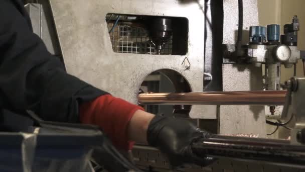 Frau Arbeitet Maschinenraum Bohrmaschine Zur Herstellung Von Kupferteilen — Stockvideo