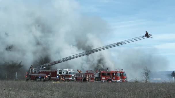 Großes Team Von Feuerwehrleuten Kümmert Sich Ein Brennendes Feuer Portland — Stockvideo