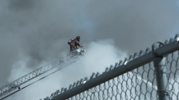 Tfaiyeci Tam Teçhizatlı Tfaiye Merdiveninin Sonundaki Hortumunu Çalıştırıyor — Stok video
