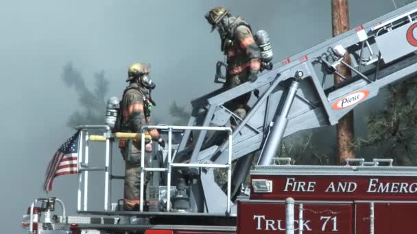 Пожарные Вместе Работают Над Пожарной Машиной Борясь Огнём Дыму — стоковое видео