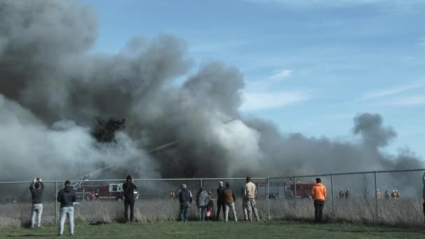 Grupp Människor Från Grannskapet Titta När Brandmän Bekämpa Eld Innan — Stockvideo