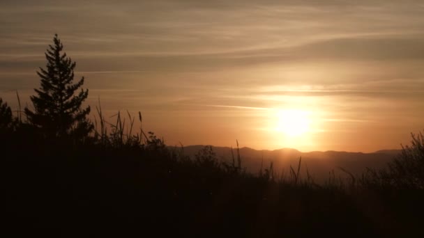 日の出 または日没 広い角度の風光明媚な暖かい照明の谷の上に撮影 — ストック動画