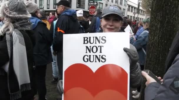Vrouw Houdt Bordje Met Buns Guns Maart Voor Onze Lives — Stockvideo