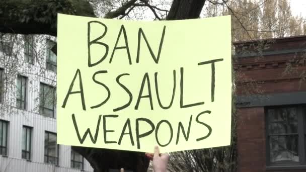 Πρόσωπο Κατέχει Πινακίδα Που Γράφει Απαγόρευση Επίθεσης Όπλων Κατά Διάρκεια — Αρχείο Βίντεο