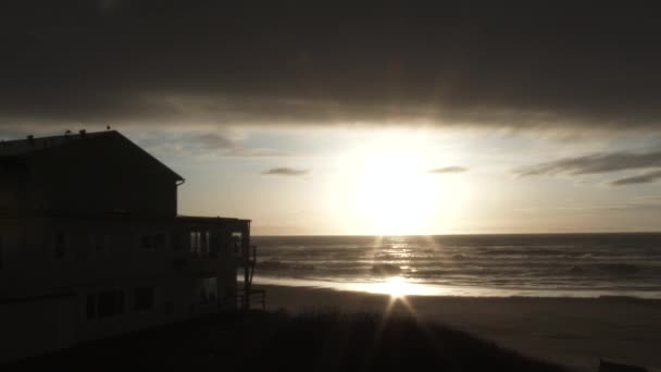 静かなビーチハウスは 海岸で穏やかな日に沈む太陽として海の完璧な景色を眺めることができます — ストック動画