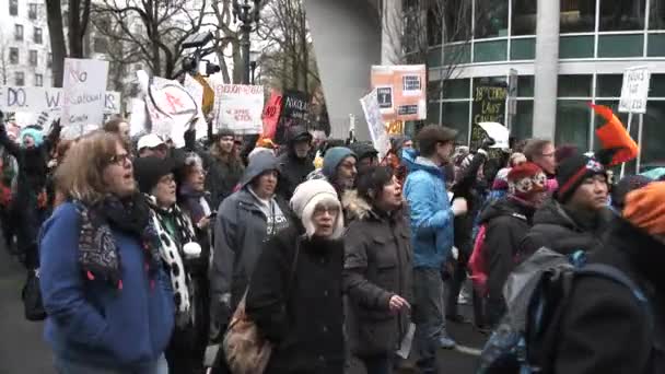 Velký Dav Demonstrantů Skanduje Nra Musí Jít Pochodovat Centrem — Stock video