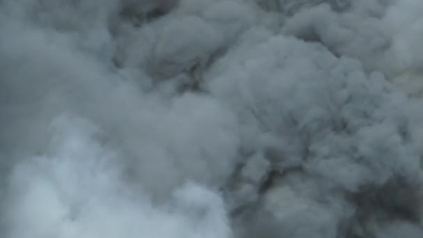 Dichter Rauch Erfüllt Rahmen Von Riesigen Feuer Brennen Große Textur — Stockvideo