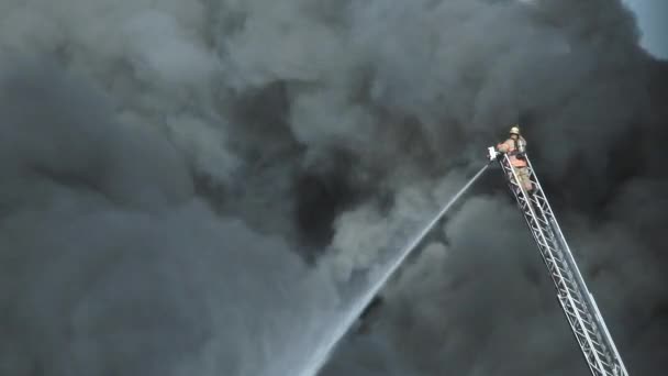 Hasič Čelí Masivní Kouř Obrovského Ohně Hoří Dole Jak Oni — Stock video
