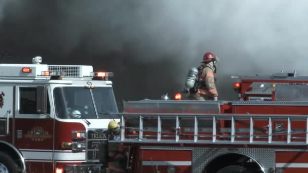 一队消防队员一起工作 把急需的物资运送到大型火灾现场 — 图库视频影像