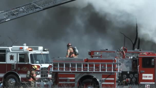 Firefighters Work Together Bring Much Needed Supplies Large Fire Burning — Stock Video