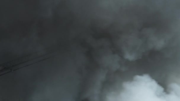 Een Onidentificeerbare Brandweerman Verschijnt Uit Rook Waar Hij Vecht Enorme — Stockvideo