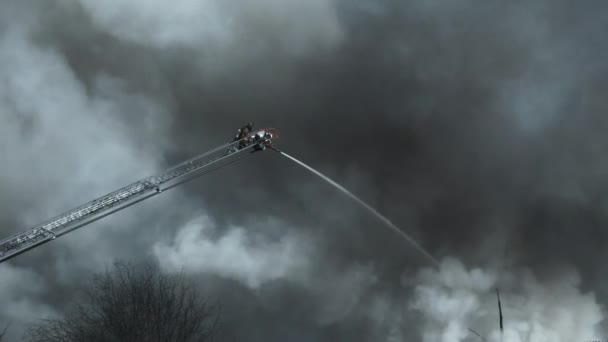 Zoom Out Wide Shot Fireman End Ladder Using Firehose Fight — Stock Video