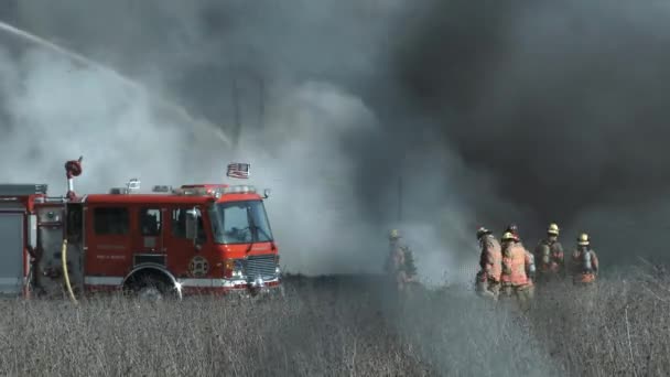 Starker Wind Macht Feuerwehrleuten Schwer Einen Außer Kontrolle Geratenen Großbrand — Stockvideo